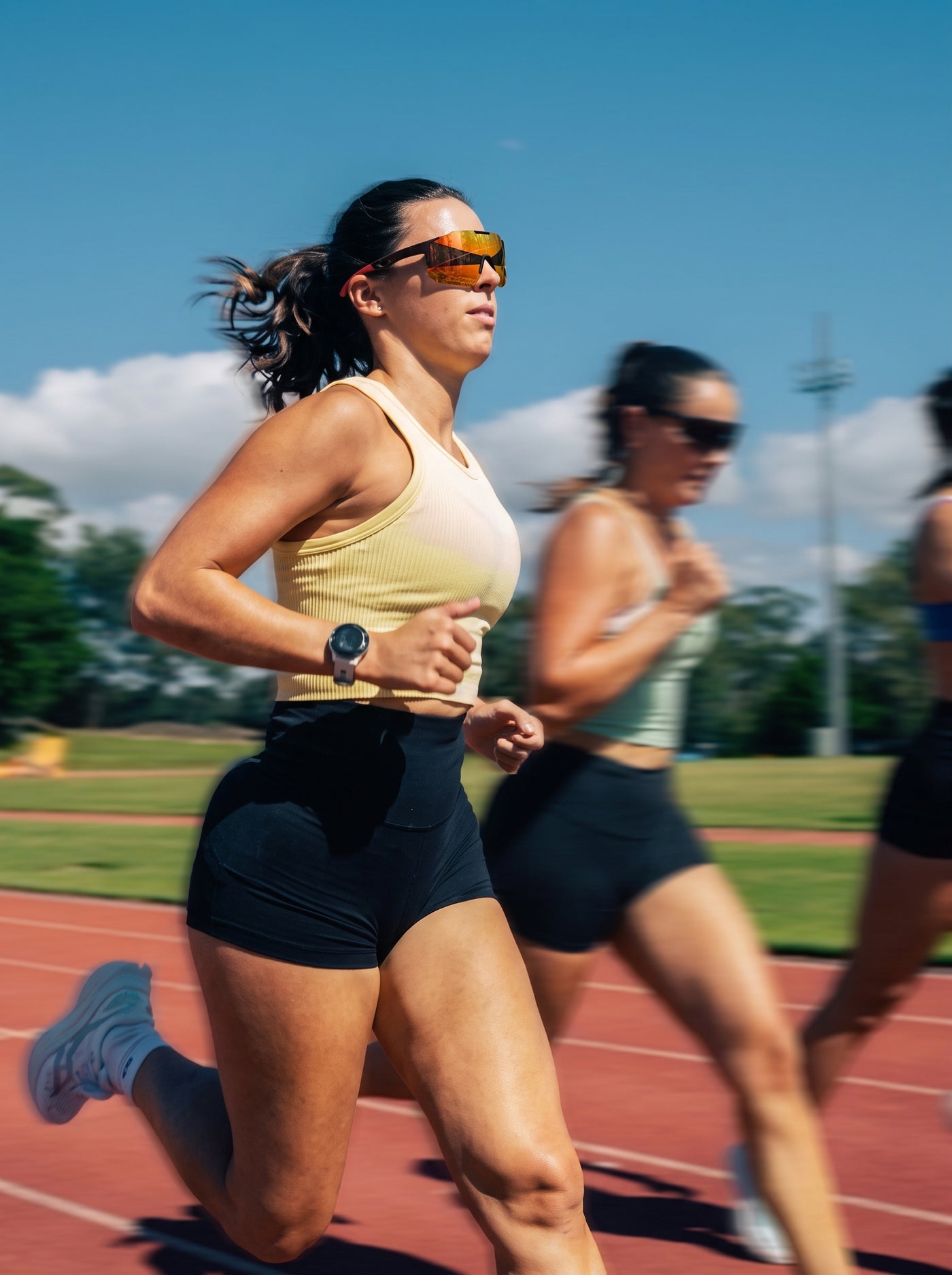 Atleta corriendo con gafas deportivas