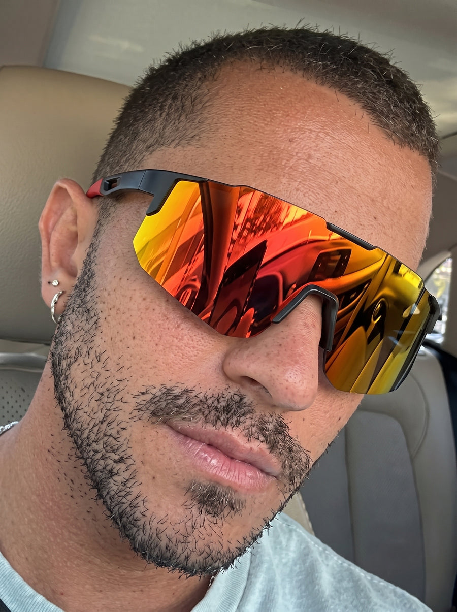 Miembro de Rayver Club usando gafas deportivas