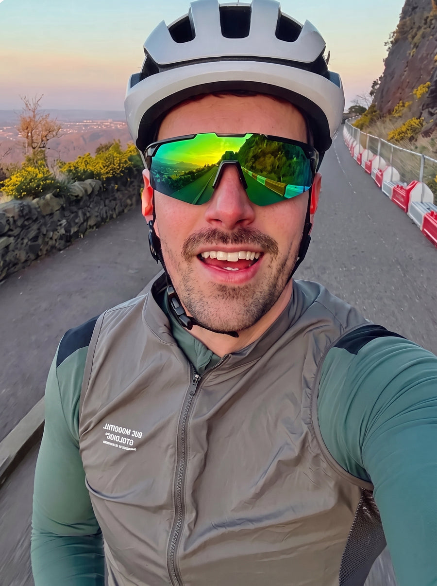 Miembro de Rayver Club usando gafas deportivas